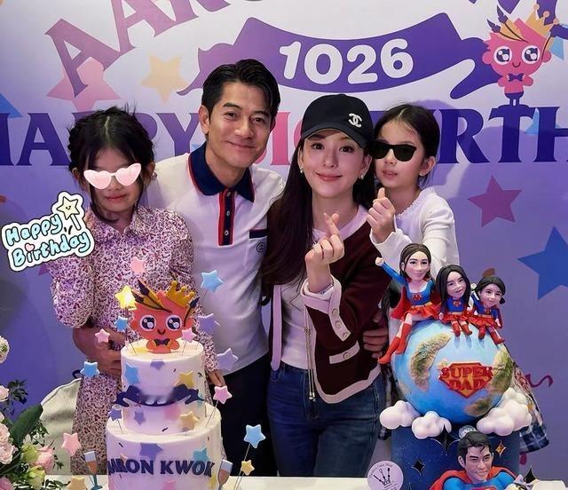 方媛给老公办六十大寿那场面，啧啧啧，刚生娃没几天的她往那儿一站这小腹平坦得简直离