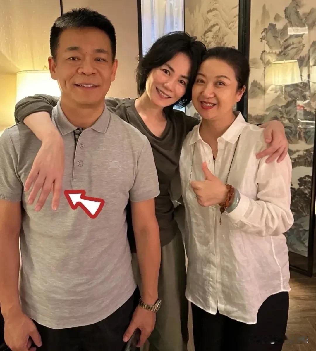 57岁王菲生图曝光！无美颜无滤镜，暴露出了真实状态

真不怪现在的明星都爱用精修