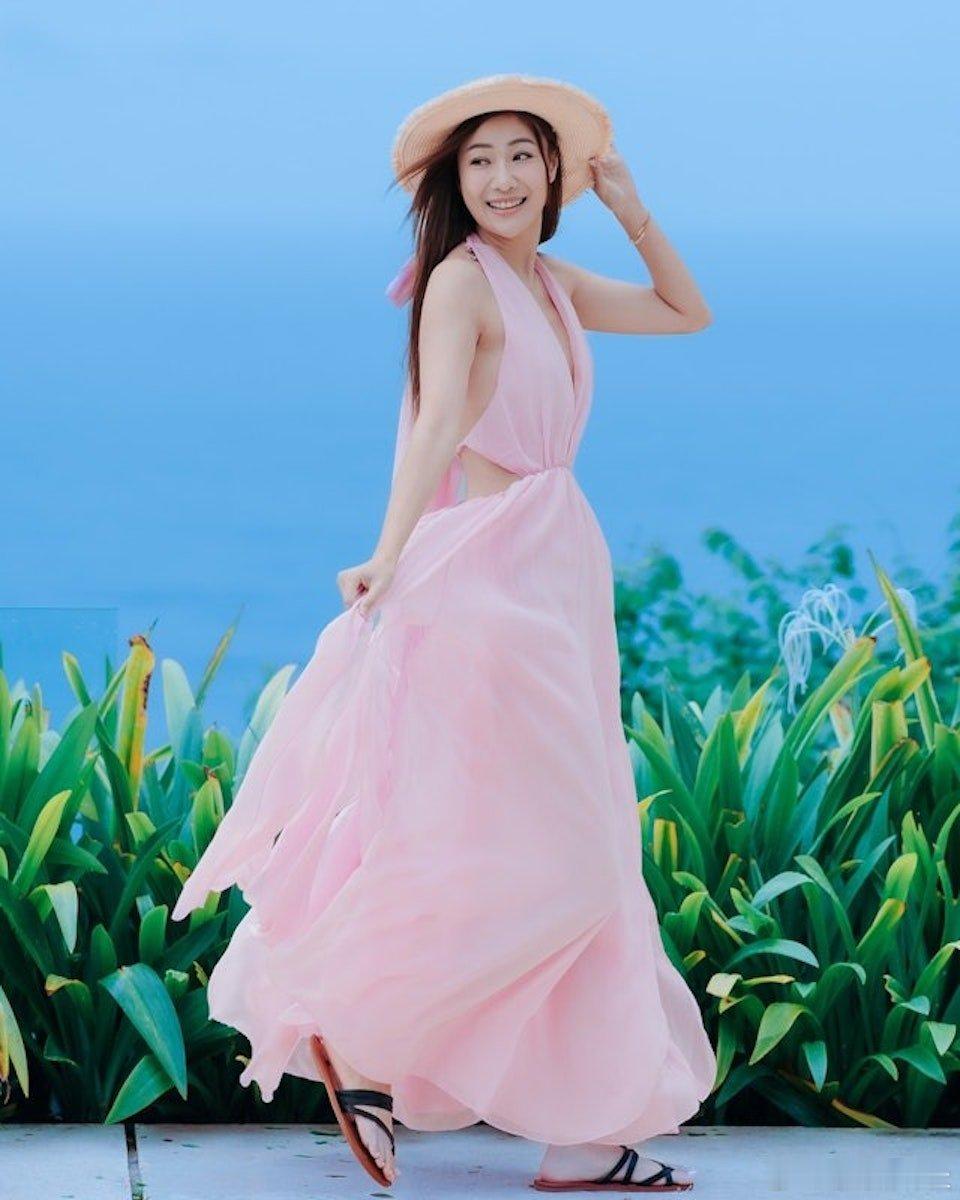 現年39歲的朱智賢曾先後參選2012年和2013年《香港小姐競選》，之後簽約無綫