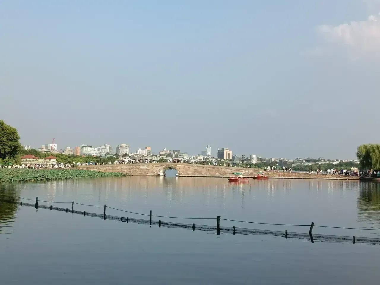 杭州西湖风景点很多，其中就有西湖三怪，为“一山两桥”，断桥不断，长桥不长，孤山不