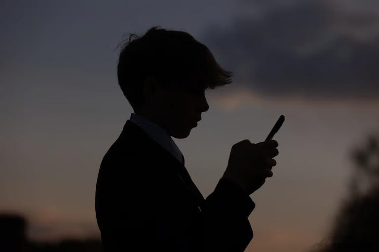 【欧洲即将推出在线年龄验证服务】（政治报）欧盟将在几周内推出一种在线核实用户年龄