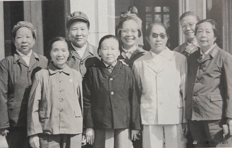 1978年，红军老姐妹们在北京合影。后排左一张苏、左二权卫华、左四苏风（陶万荣）