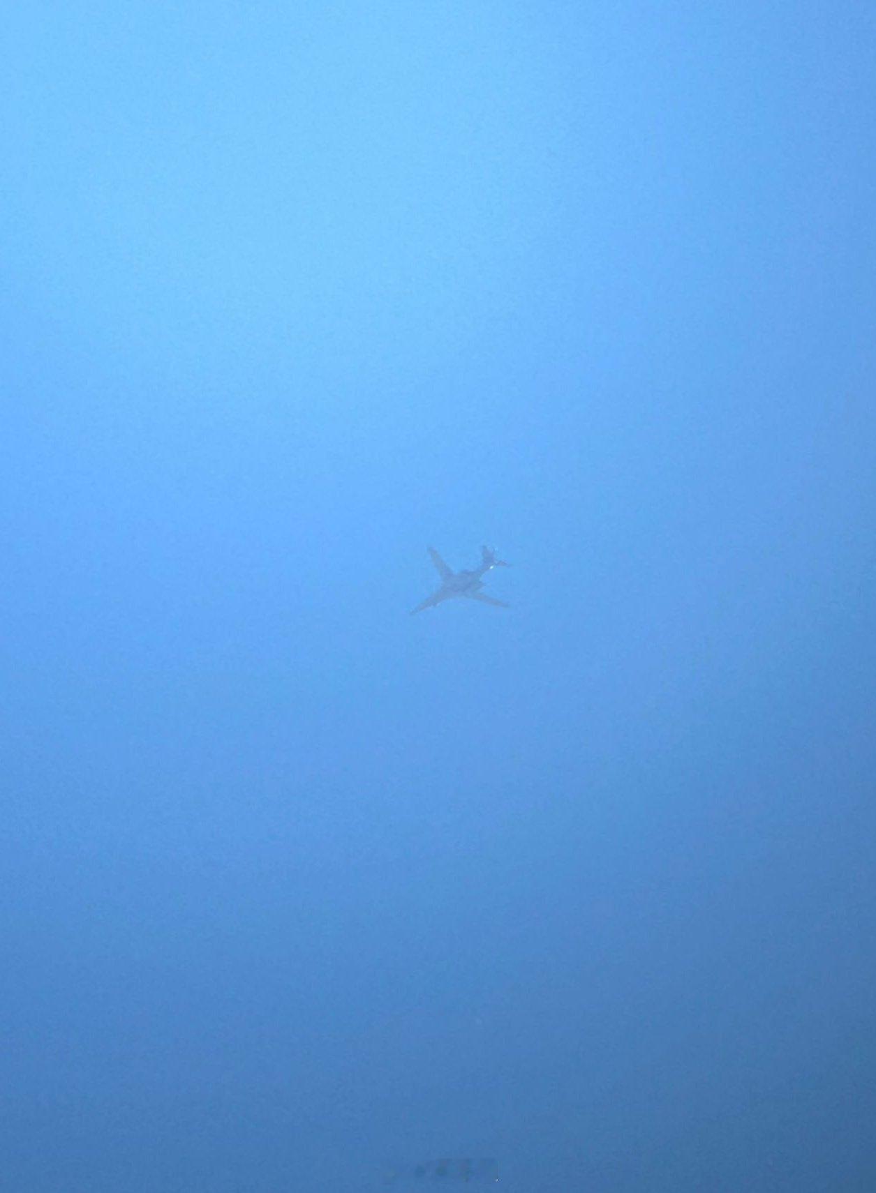 几小时前，一架美国 B-1 型重型轰炸机在以色列特拉维夫上空被发现。分析认为，目