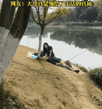 男子在湖边钓鱼时，还专门请来一位技师给自己按摩，这位大哥真是领悟了生活的真谛啊！