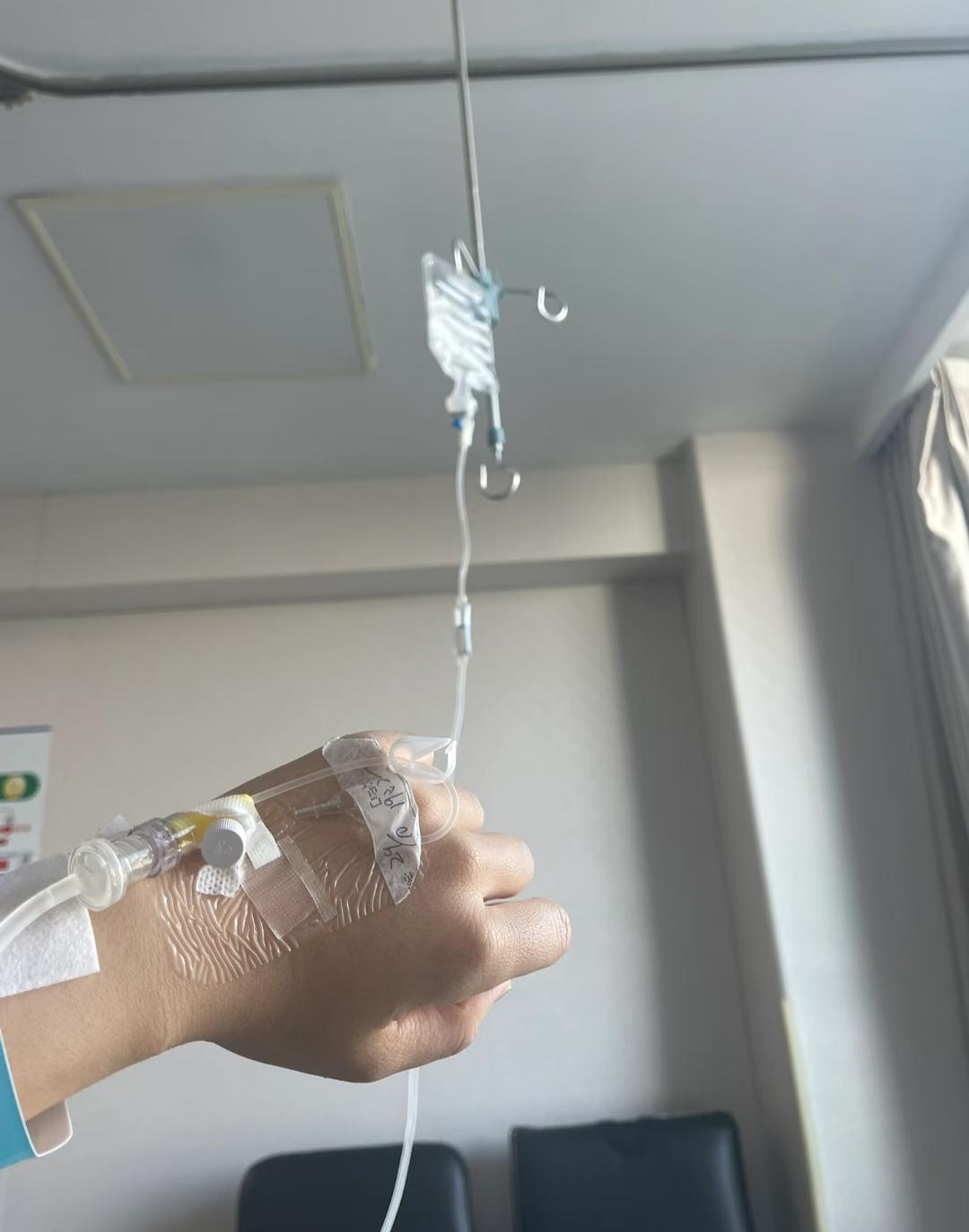 妈妈给娃辅导作业，没想到竟然被送进了医院
近日浙江某医院，一名男子
抱着呼吸急促