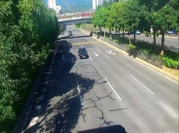 泉州城东中学路段启用电子警察抓拍 为进一步加强道路交通安全管理，规范机动车行车秩