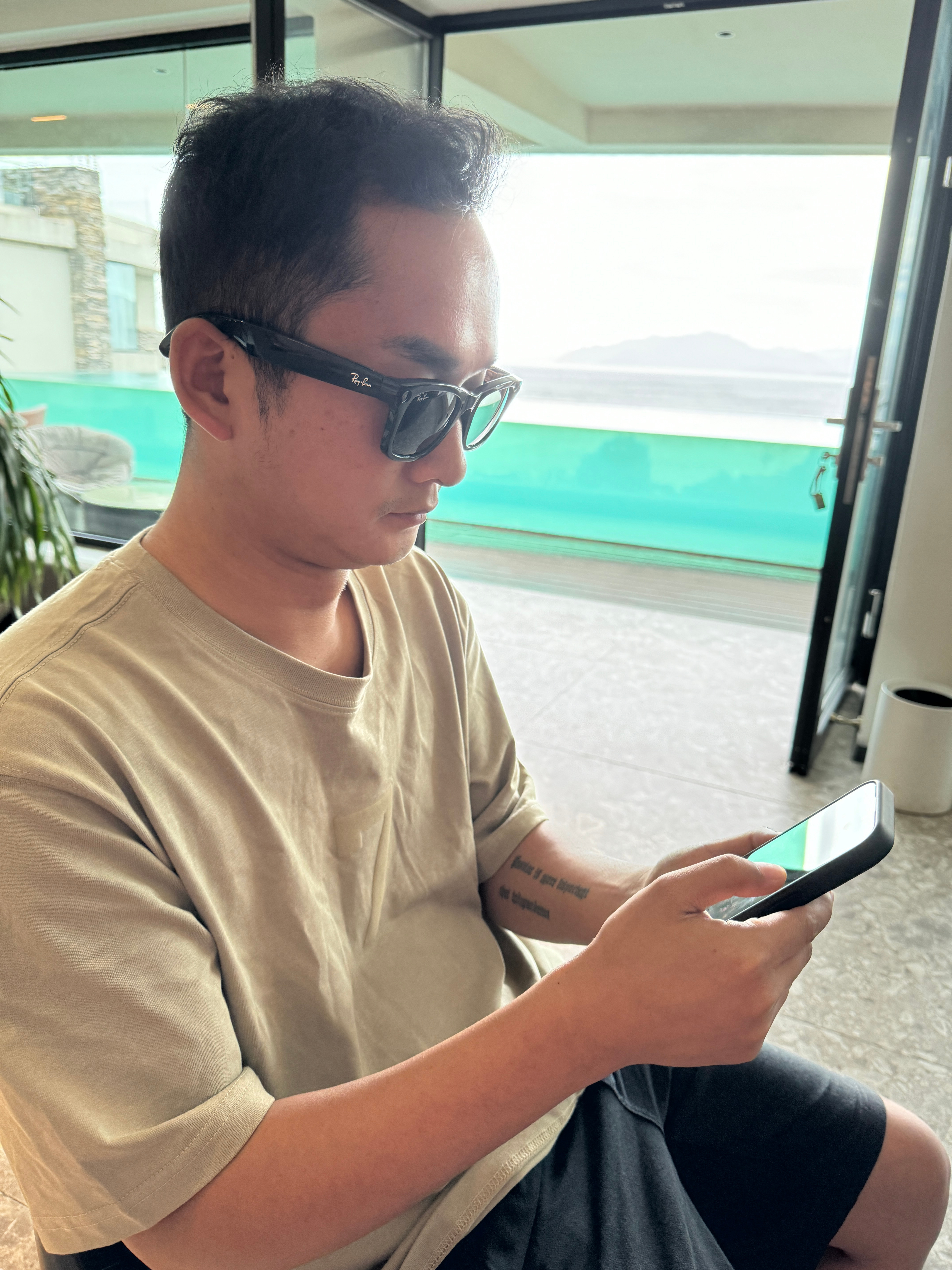 这个男人叫小敏买了一幅可以拍照和录视频的眼镜哈哈哈哈[doge] ​​​