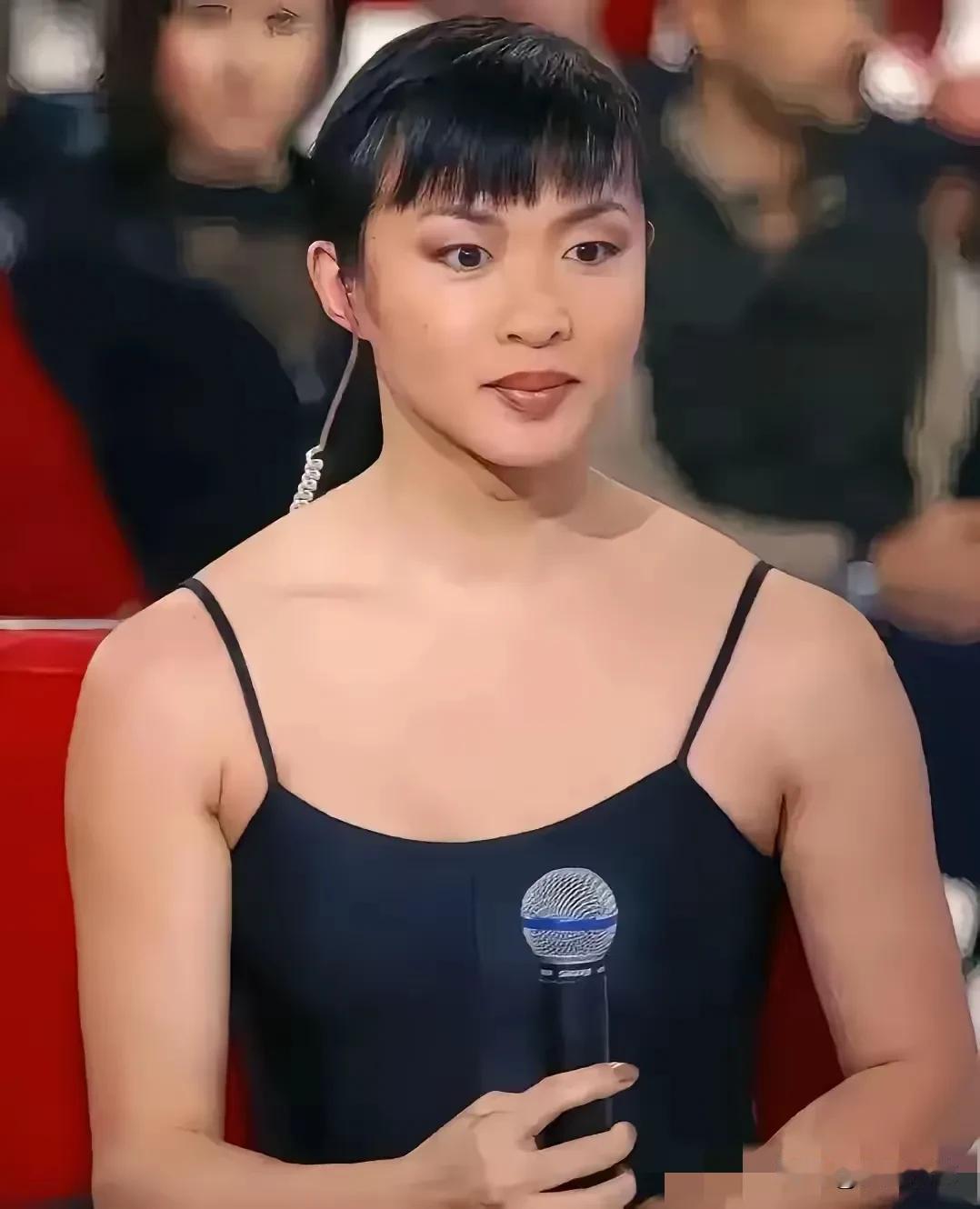 这小妮子也太壮了吧！没有一点女人的风韵，但很健康、很阳光，满满的力量感。
习惯了