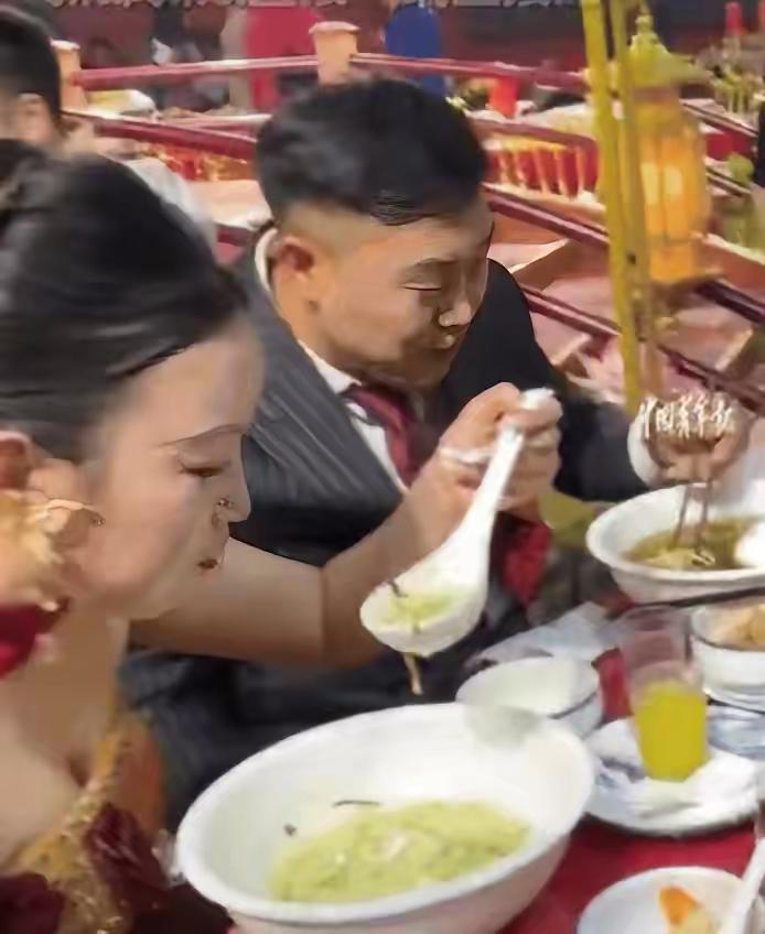 山西阳泉这对新人婚宴后的表现太真实了。婚宴刚散，新郎不打招呼就去炫面，新娘也跟着