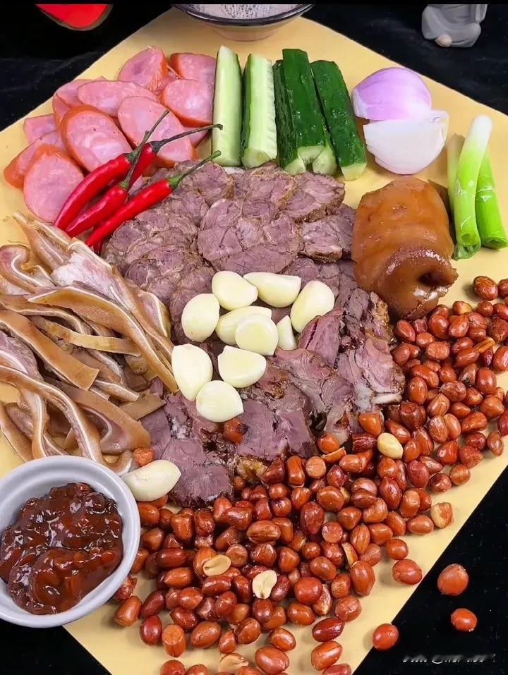 老婆和孩子去岳父岳母家了，要待几天才回来，今晚下班我自己一人出去买了点卤肉和花生