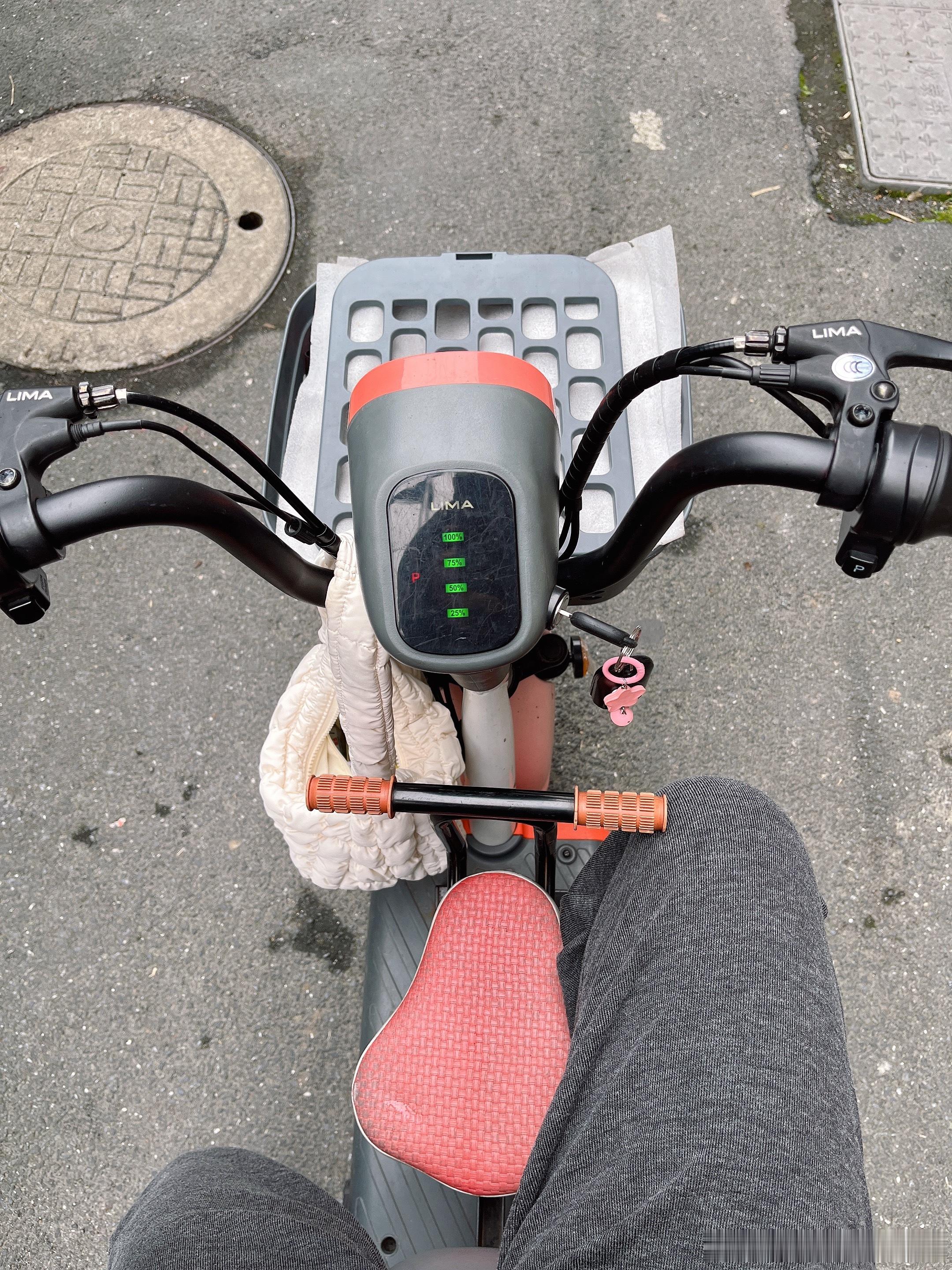 都上岗了吧各位宝妈[挖鼻]幼崽送我的钥匙扣，说是奖励我认真接送他上辅导班的[嘻嘻