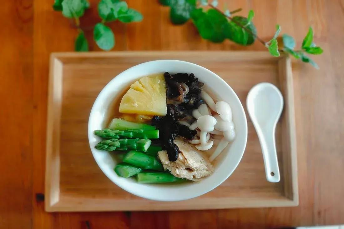 凤梨老菜脯炖汤

酸酸甜甜的凤梨炖汤跟自然腌制，陈放八年以上、乌黑油亮，有独特香