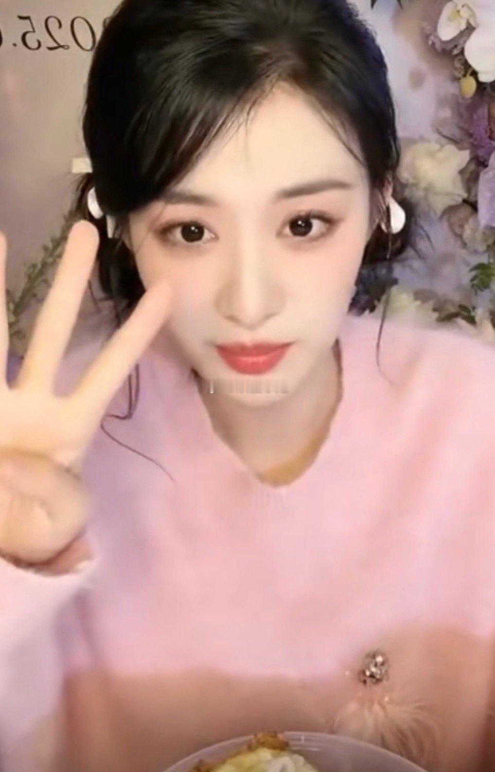 王楚然吃面面受轻伤 你们都在担心面，只有我被这件暖呼呼的粉红色毛衣圈粉了[哈哈]