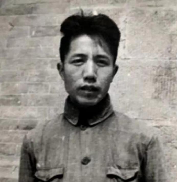 1980年春天，湖南益阳的山坳里起了雷雨。
作家周扬撑着伞站在半山腰，裤脚早被泥