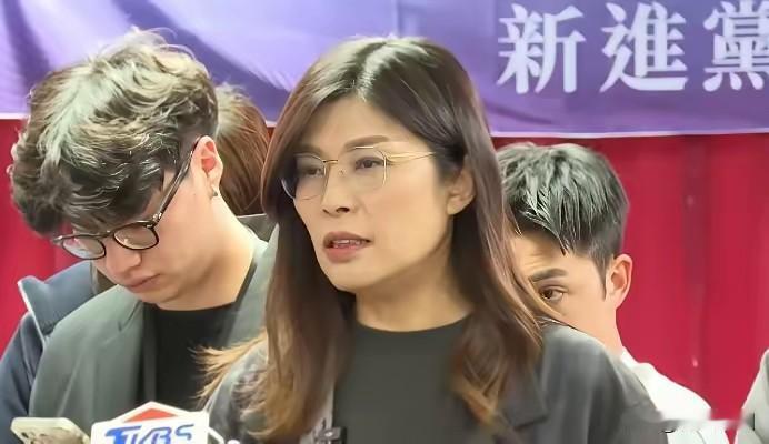 郑丽文这回高调宣称“只有国民党能化解两岸百年恩怨”，听起来挺唬人，但细琢磨一下，