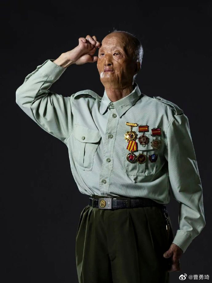 他是 活着的“邱少云”他在长津湖战役中被毁容，因为担心自己“丑陋”的样子而不敢出