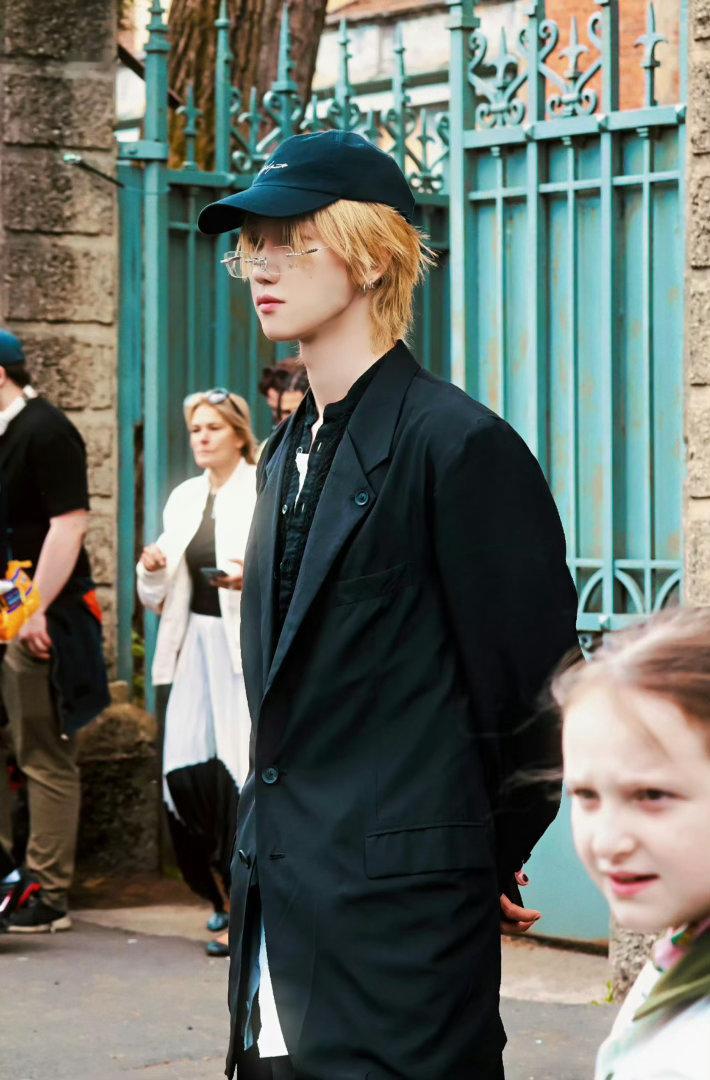 徐明浩一看挺喜欢艺术、设计、时尚的，他亮相米兰设计周穿了一身Yohji Yama