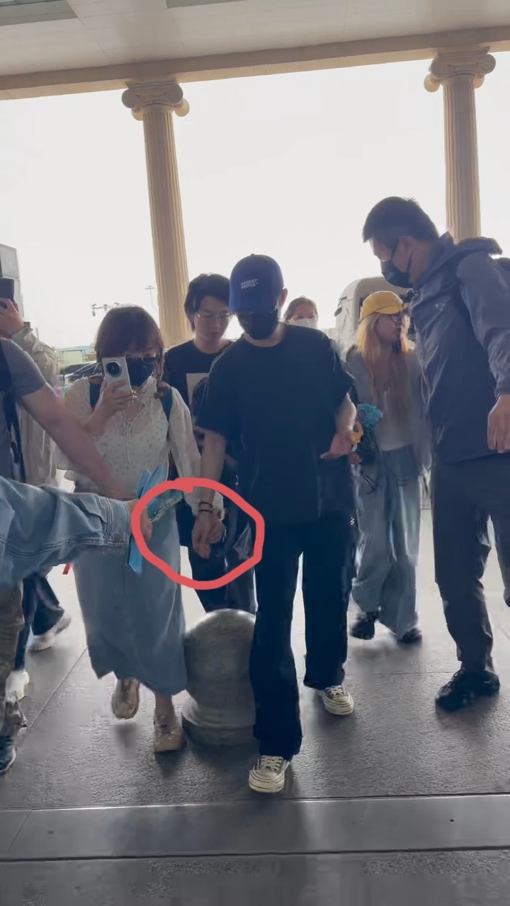 贴窗、塞东西、偷牵手⁉️（左右开弓助理是一个都没拦住），换位思考下素人走路上被陌