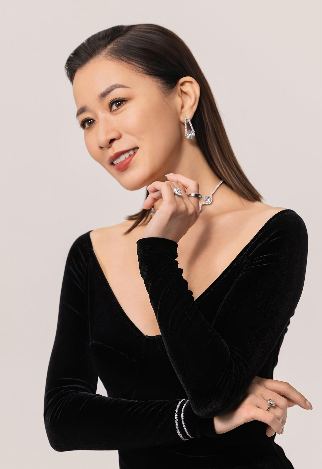 施华洛世奇为啥选佘诗曼？

这操作太会抓人心了！

施华洛世奇最近官宣佘诗曼当代