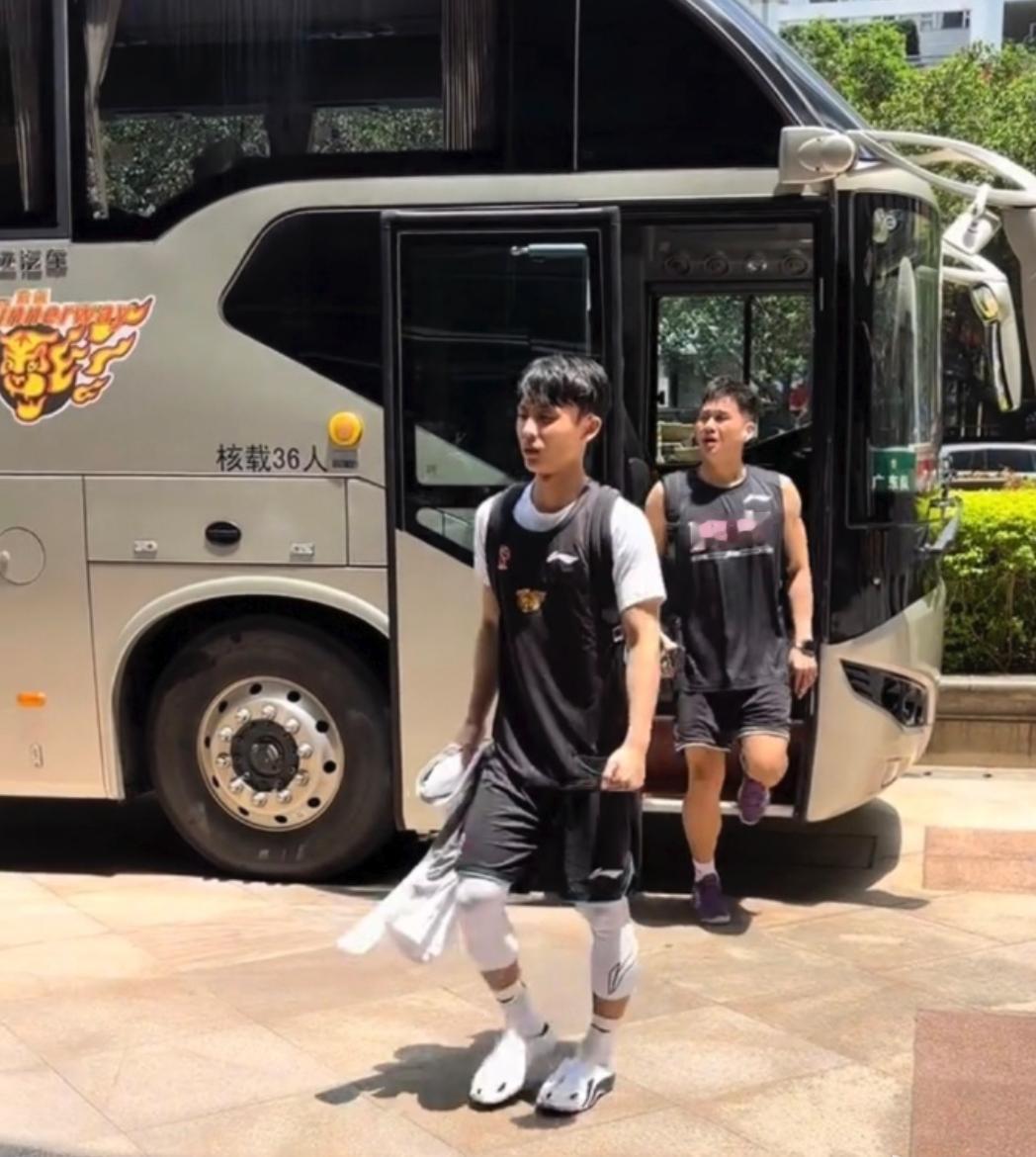广东宏远完成踩场训练，返回酒店
全队神情严肃面色凝重，已经没有退路的他们
还能将