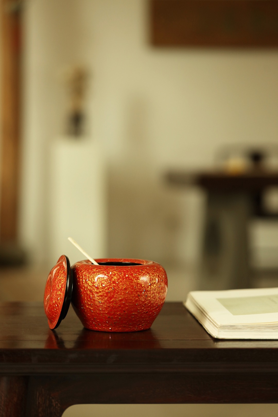 大漆x螺钿 | 红金·茶叶罐/围棋罐紫光檀为底胎，髹天然大漆，逐层髹漆打磨，工艺