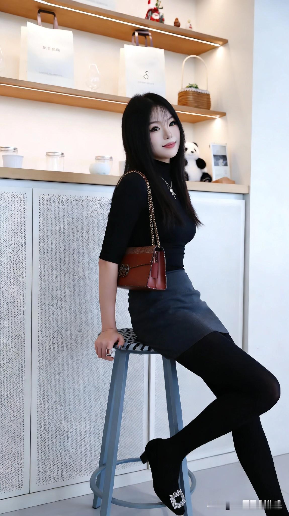 黑衣美人倚高凳，笑语盈盈暗香来。