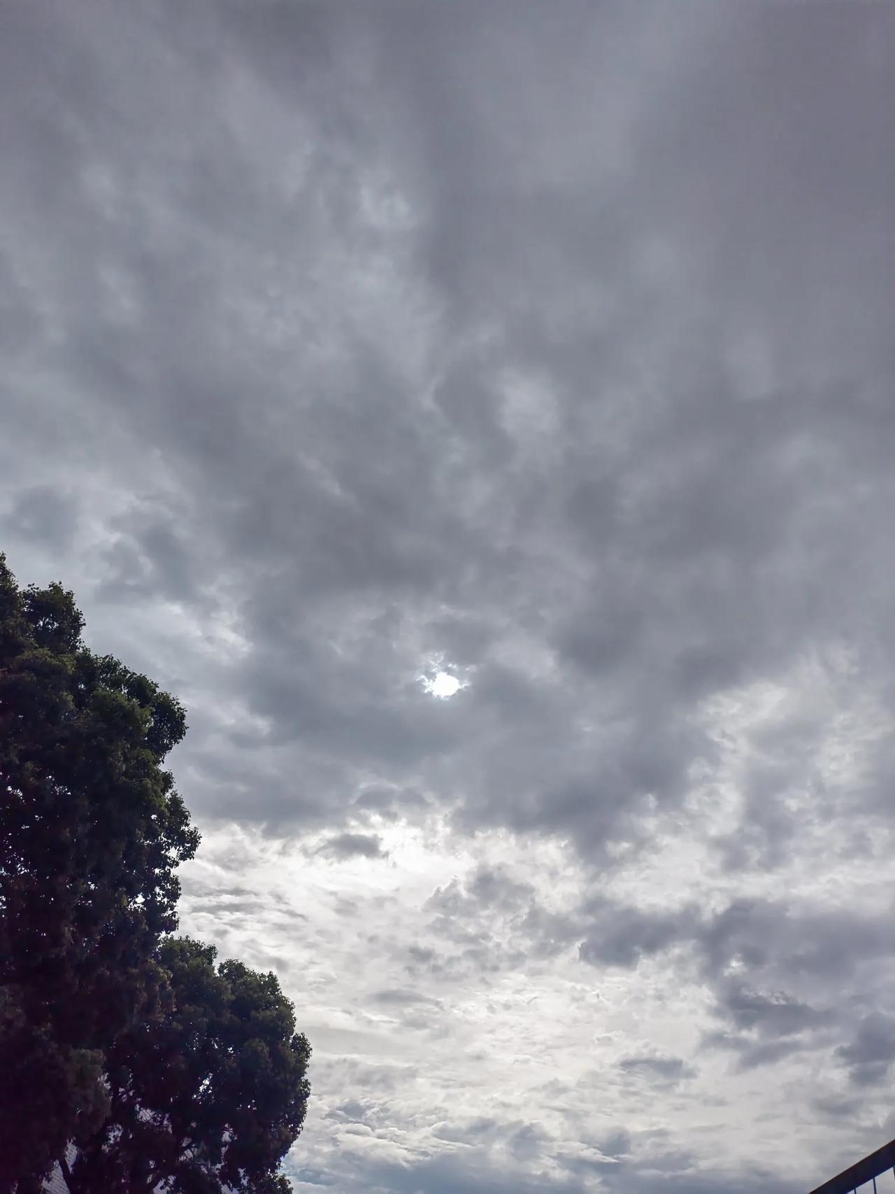 天气预报昆山连续六天都有雨，这段时间雨水特别多，温度也很高，特别闷热。我们上班都
