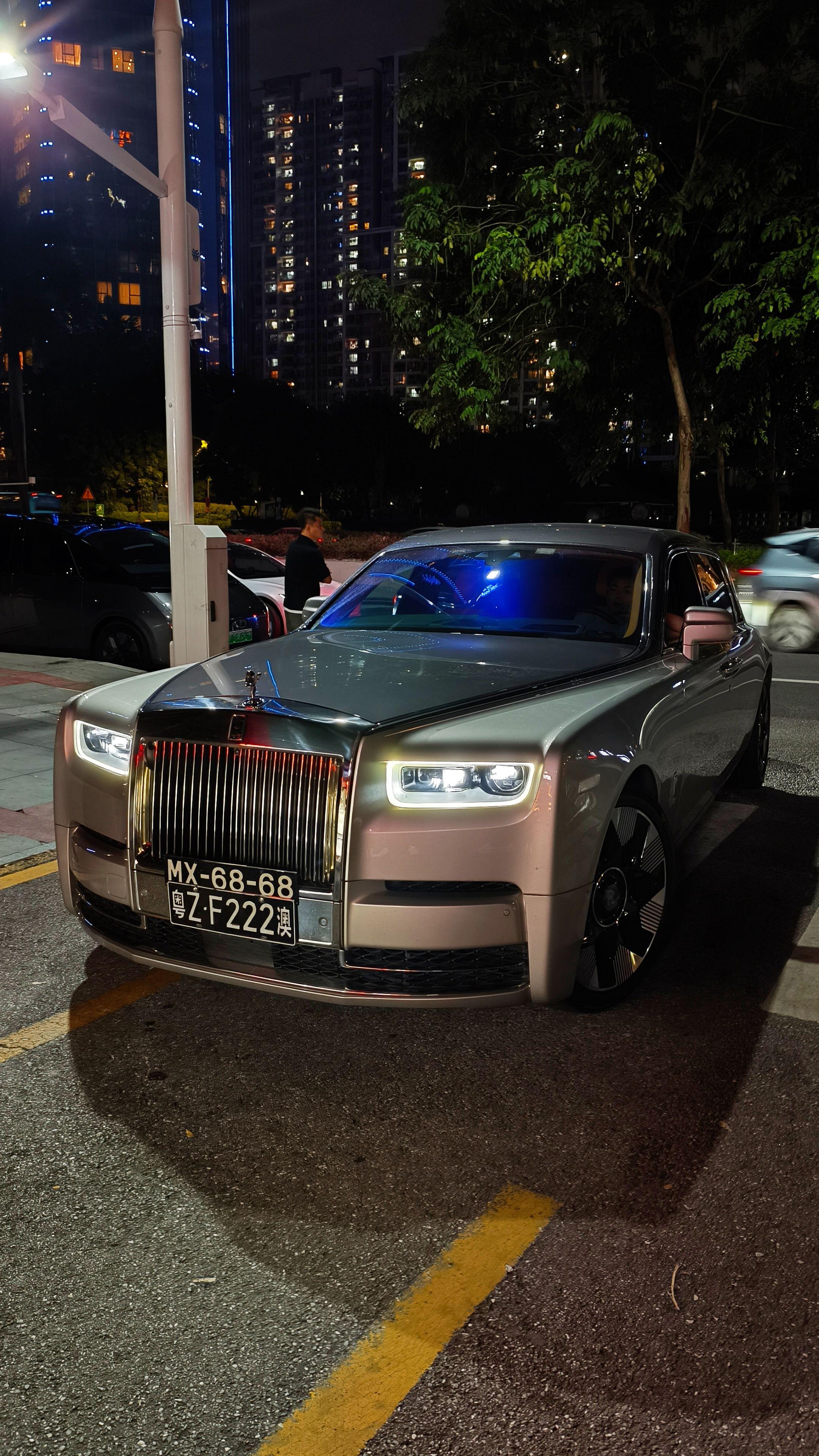 偶遇澳门大佬开着劳斯莱斯幻影八代加长来参加朋友聚会，双拼色的外观奢华内...