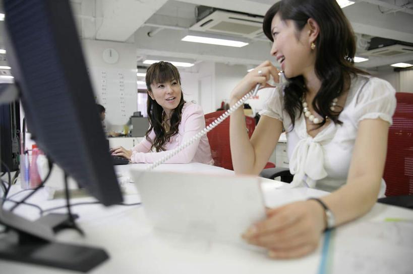 办公室里有两个女同事小刘和小米，特别开朗特别能开玩笑，小刘总是喊小米为“大门牙”