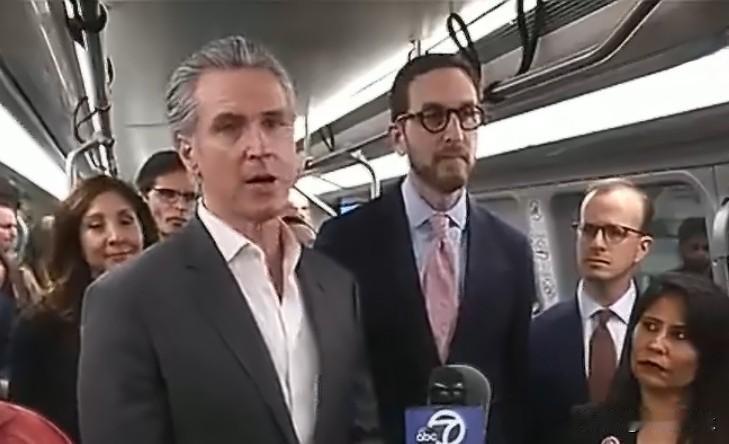 记者:“关于你作为总统候选人的讨论很多，你的信息似乎在民主党人中引起了共鸣，预测