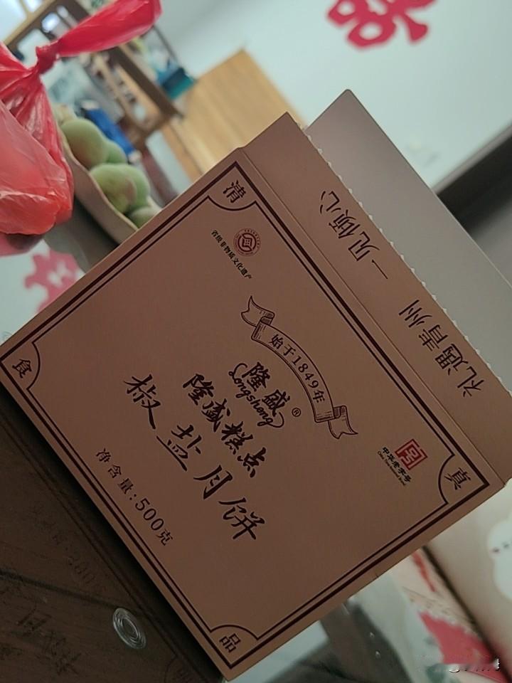 中秋佳节，阖家团圆，月饼是美食，也是咱们中国人的特有节日美食。

各个地方都有自