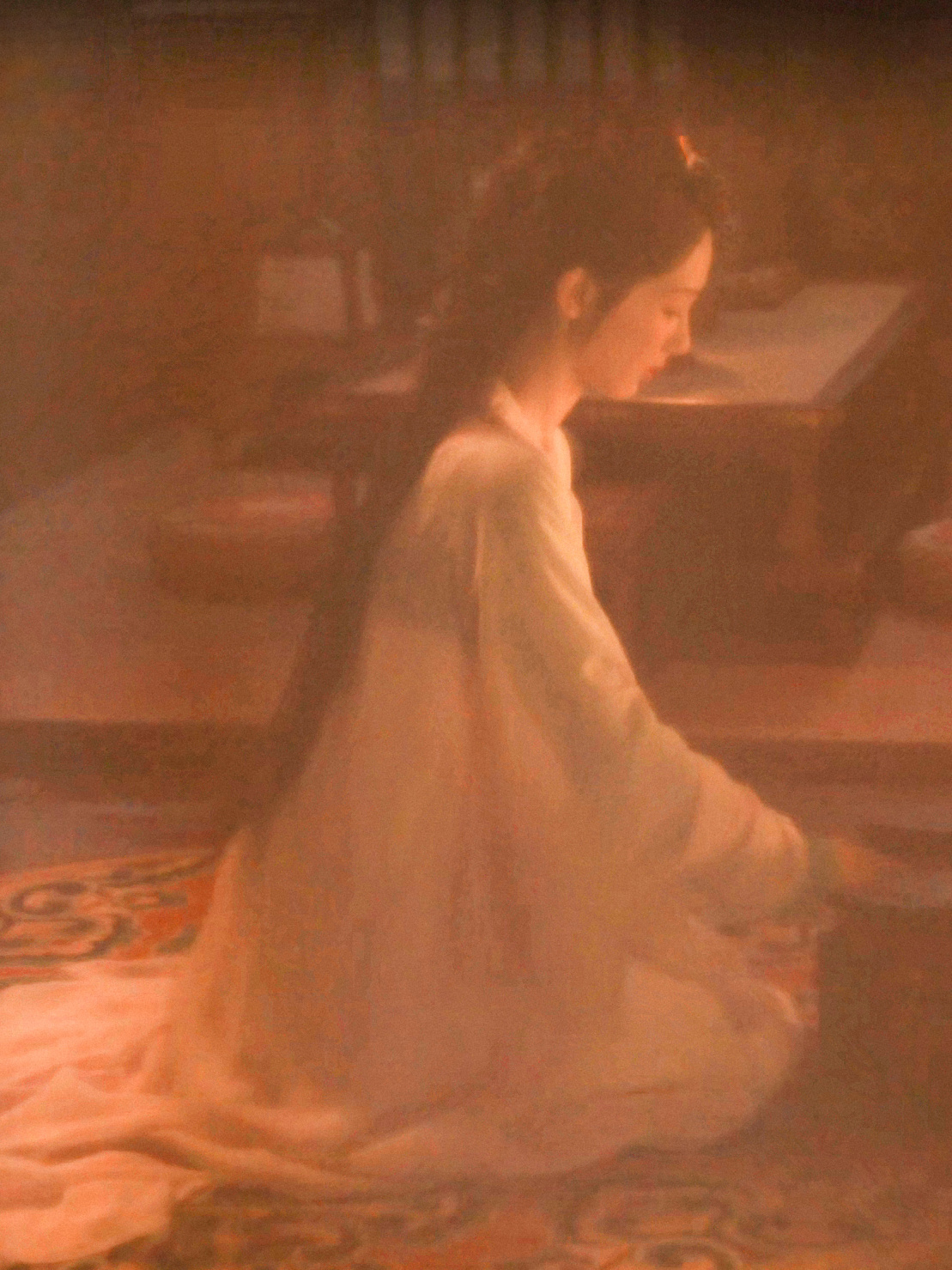想到何惟芳这么美的睡衣盖的是国色芳华被子那画面感…真是破坏气氛呐 