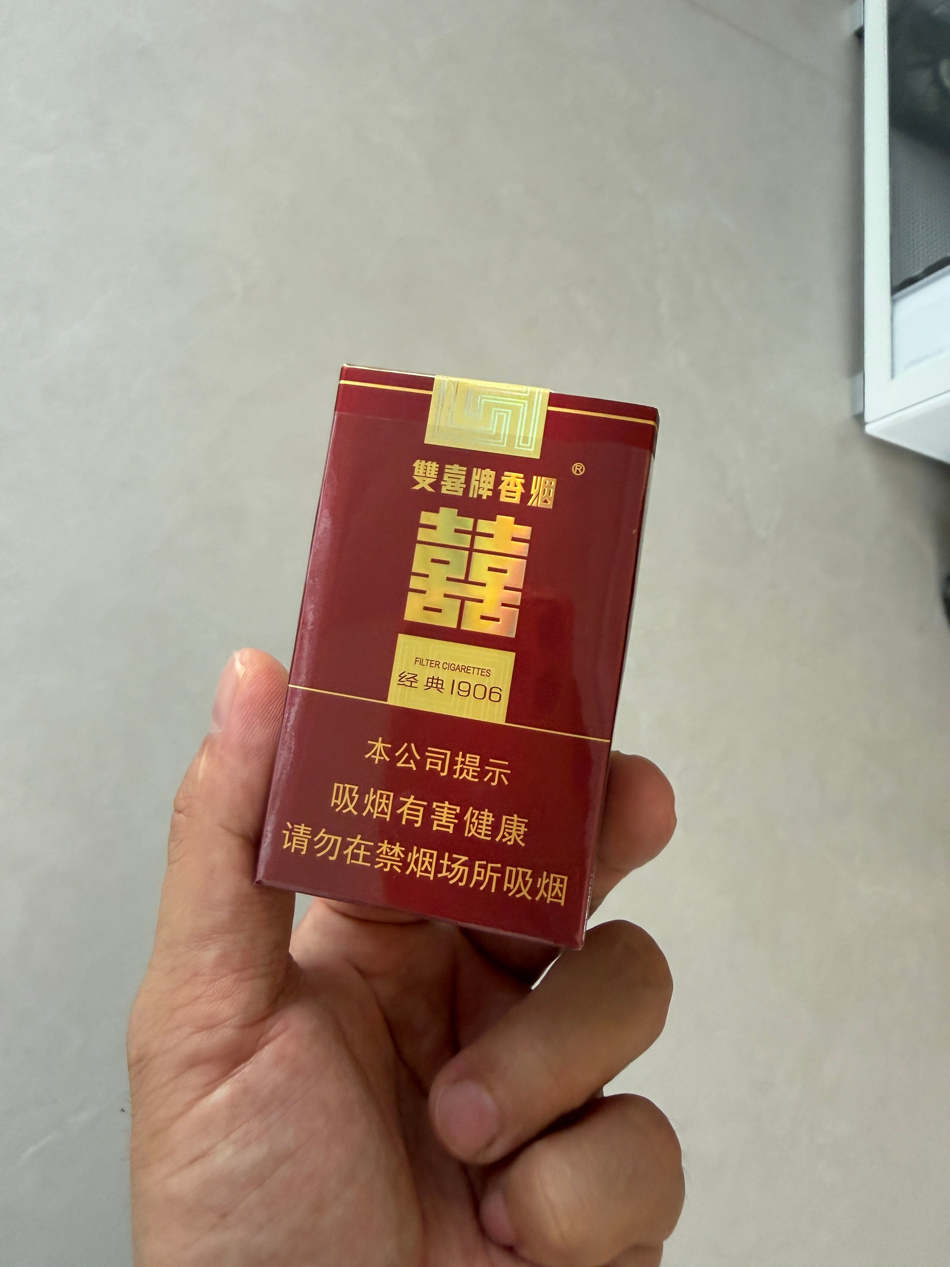 同事3天1包烟，1月消费100元，可他不喜欢喝酒，我准备让他把烟戒了，然后学习喝