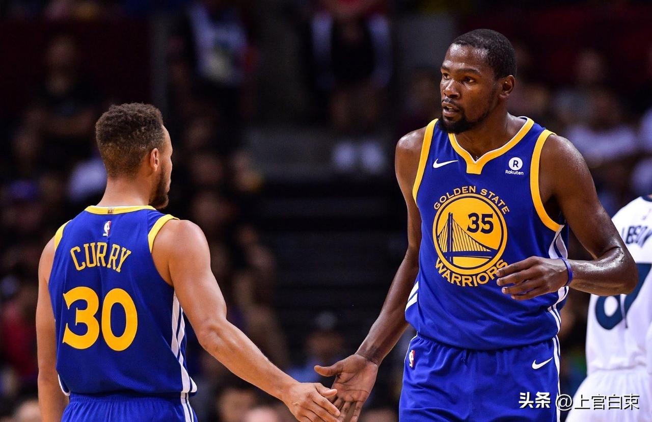 有人问到底是杜兰特抱库里大腿，还是库里抱杜兰特大腿？？——都不是，他俩是互相取暖