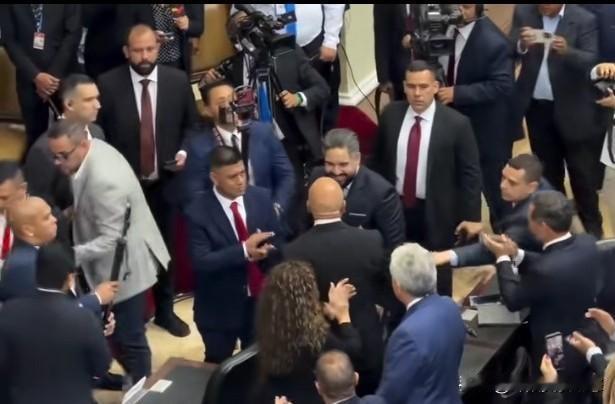 1月5日，委内瑞拉国民议会首场会议召开，马杜罗之子“小尼古拉斯”成了亮点。
他在