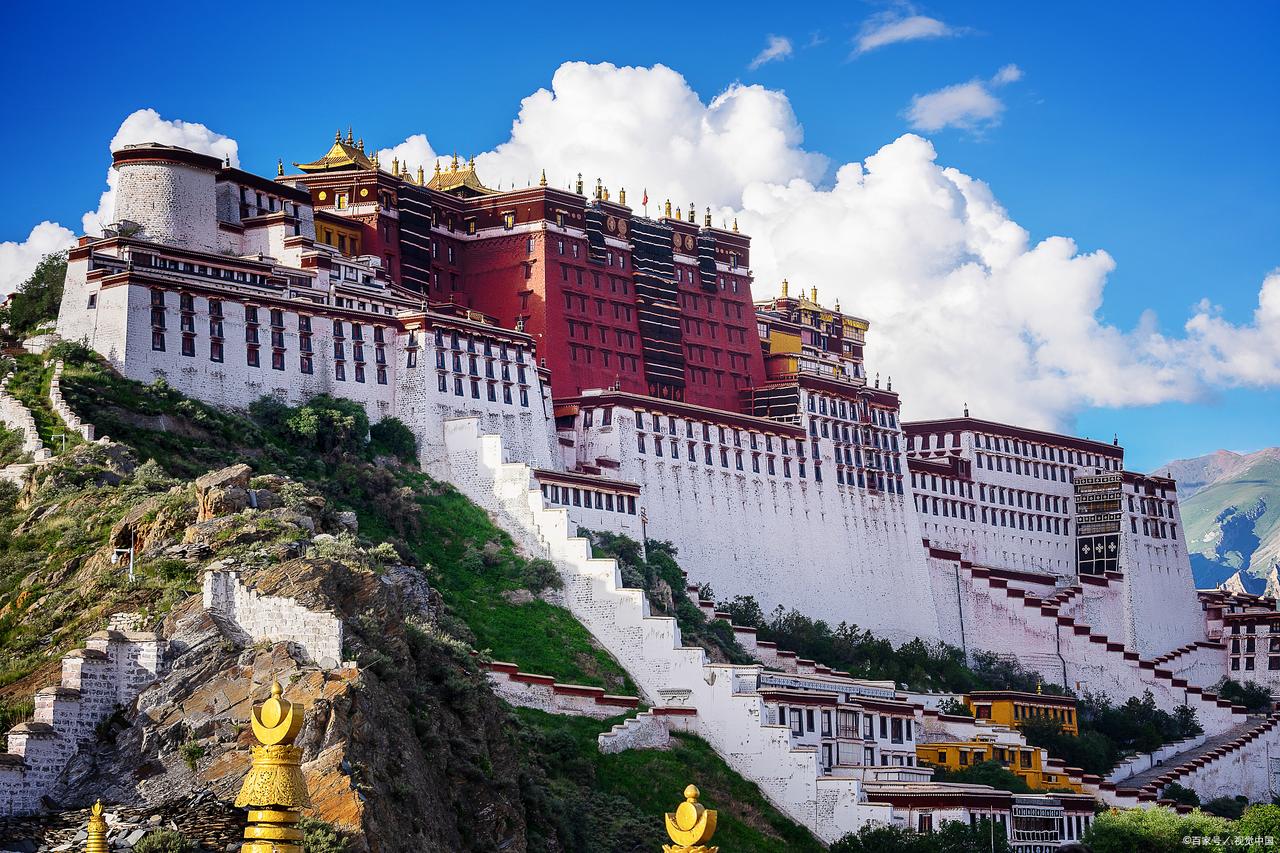 在西藏，为什么毛主席的名字刻在百姓心坎上？
 
大家好！去年夏天去西藏旅游，在日