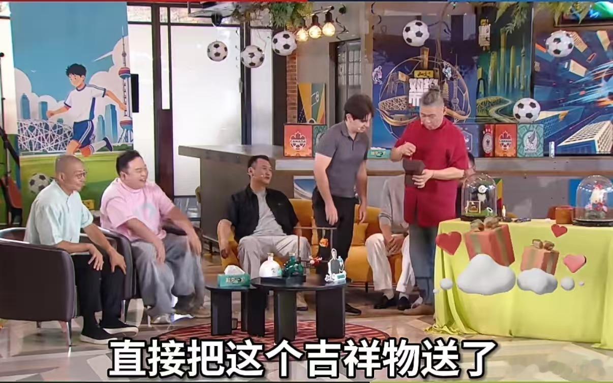 西班牙球迷被非遗绒鸟惊艳到了 看到这条我去梳理一下本届出现的东方元素，真的很不错