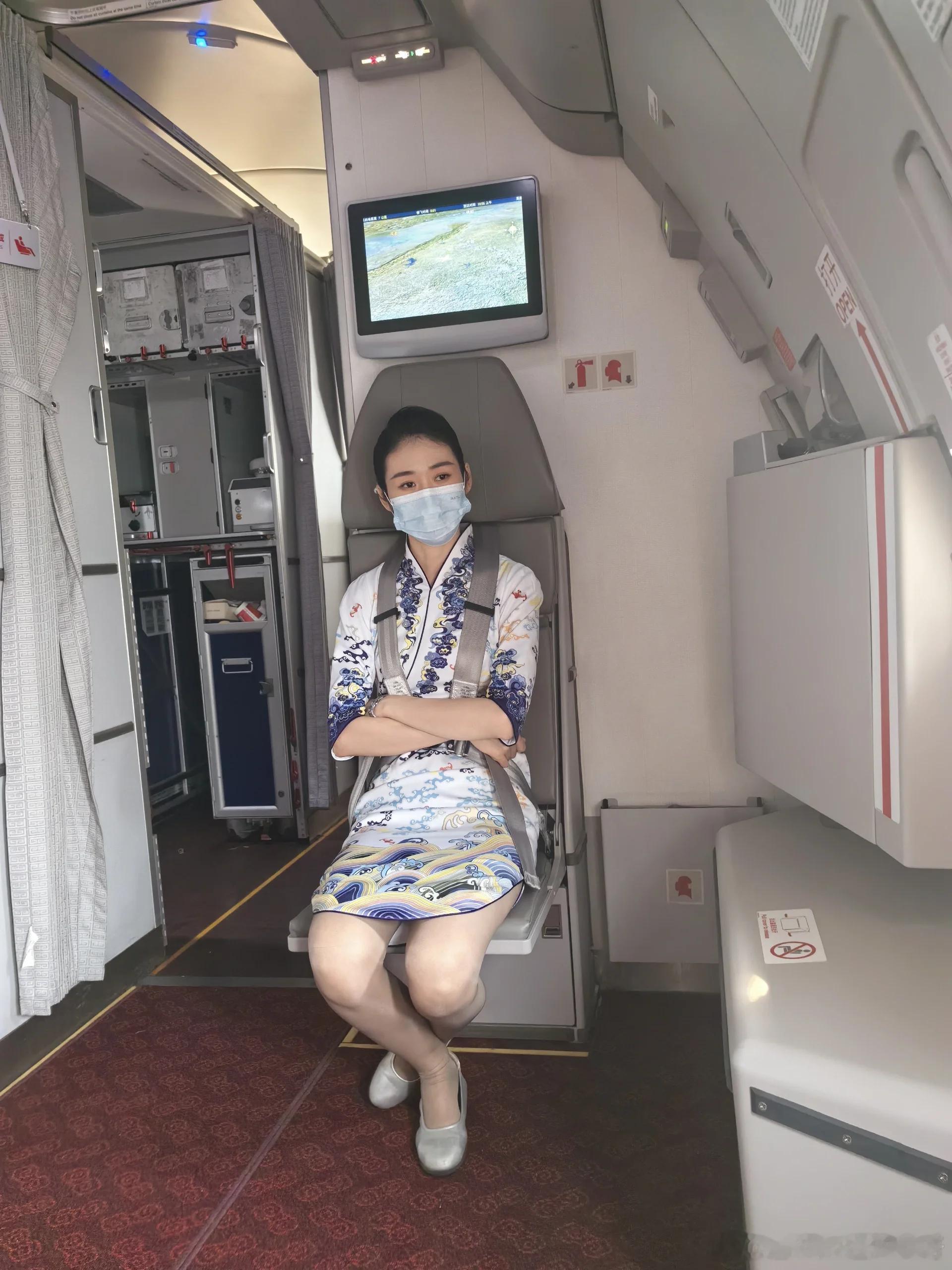 坐空姐对面是一种什么感觉？[哈哈] ​​​