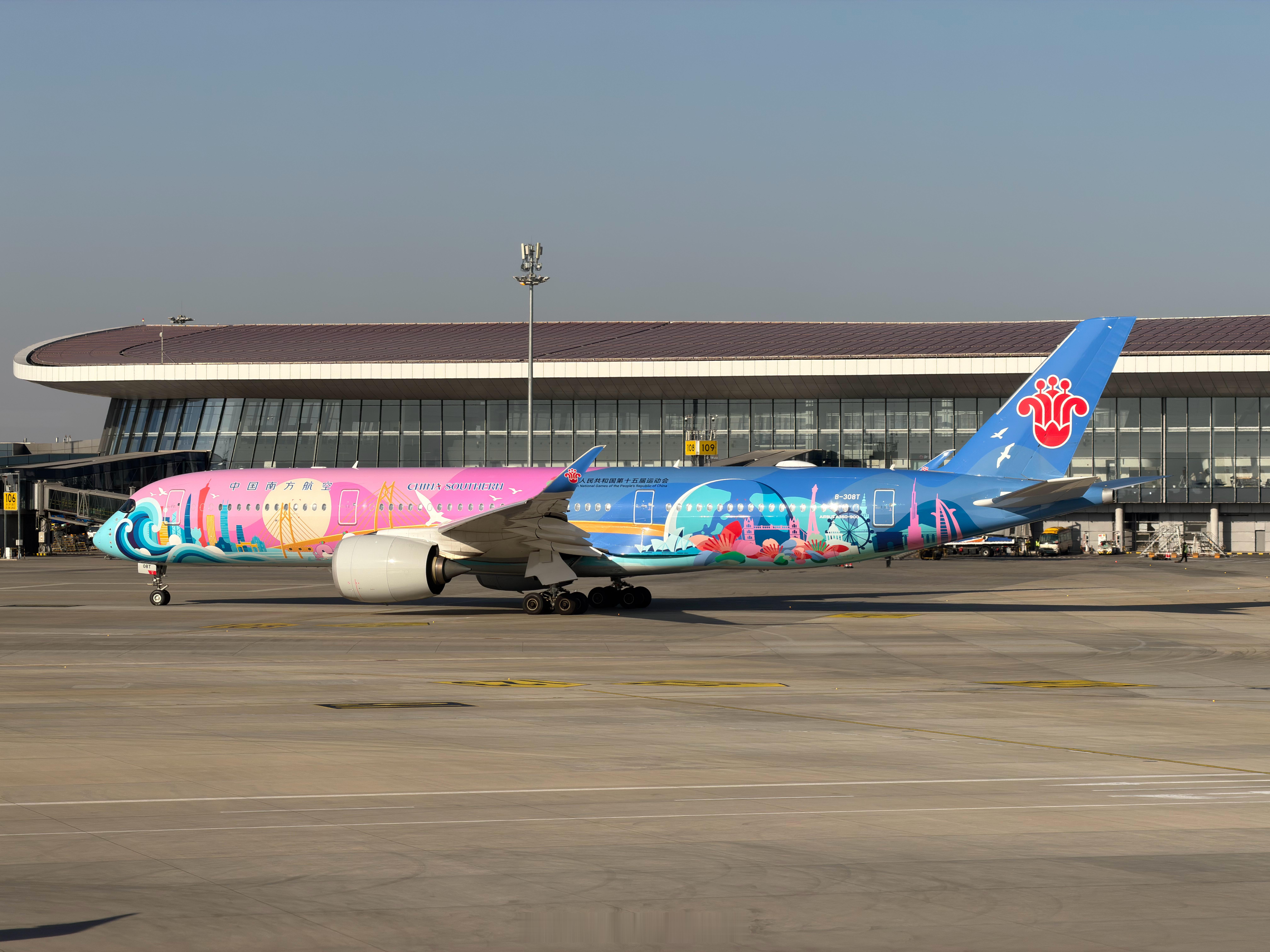 试着用17P拍一拍飞机，正好对比一下4倍100mm镜头和像素裁切出来的伪8倍20