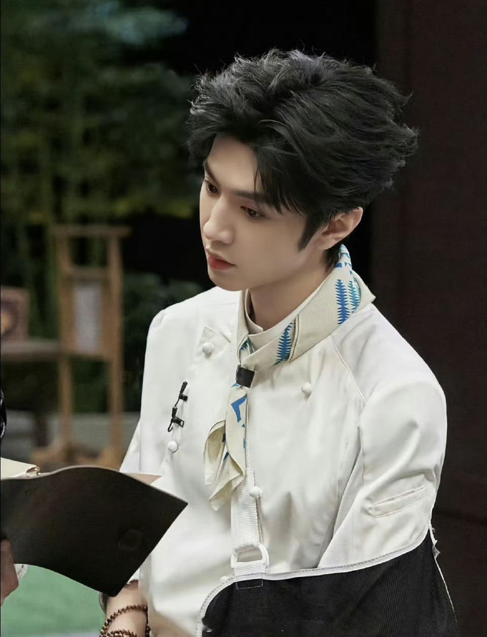 何老师让陈哲远等人走了再蛐蛐陈哲远这波被何老师抓包“蛐蛐”，像极了在课上讲小话被