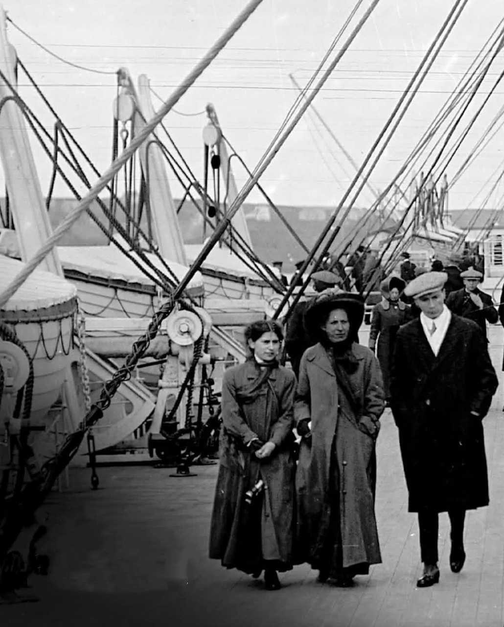 【来自投稿】1912年4月10-11日  英国南安普顿码头，准备出发的泰坦尼克号