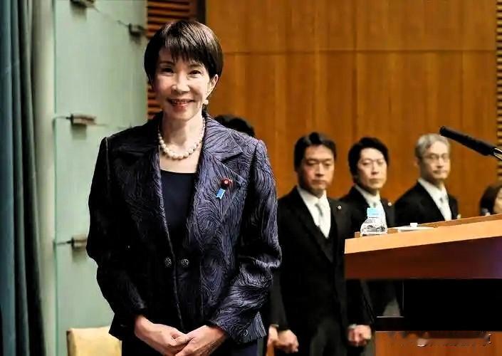 日本内阁的回应如同一声警钟，敲响了对高市早苗涉台言论的强烈反对。11月25日，内