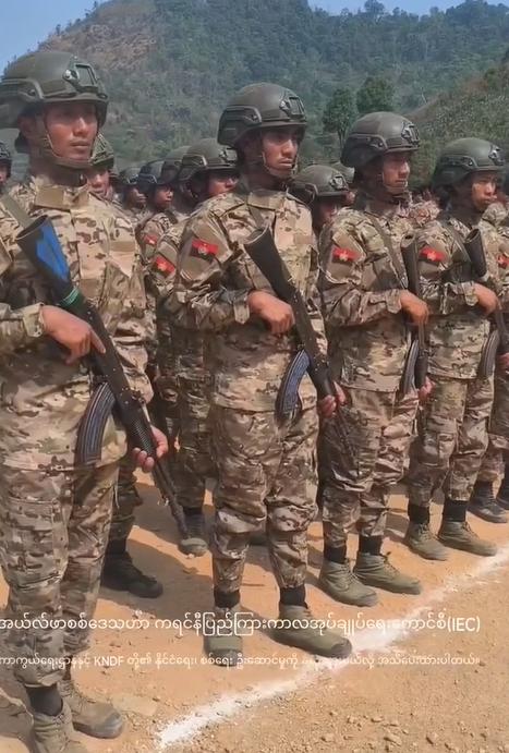 果敢同盟军教出来的徒弟也不错！

克耶保卫军阅兵仪式全部采用中式步伐，走的很帅气