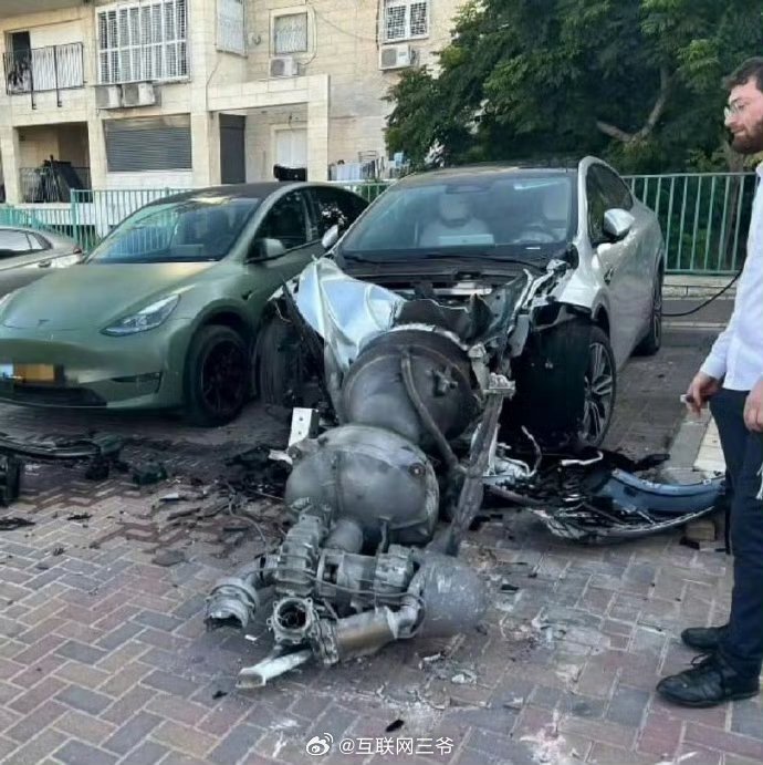 比亚迪元plus贴身挨了一发导弹中国车真的硬啊，之前小鹏G6也是硬接一枚导弹。这