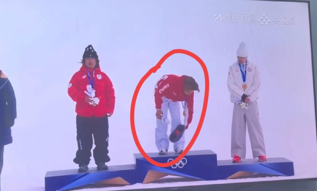 强大了别人自然尊重你！苏翊鸣夺冠升中国国旗时，亚军日本运动员、季军美国运动员，看