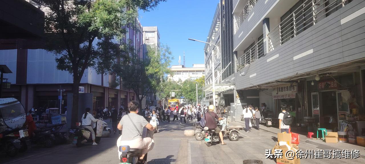 今天开学了，到学校报道！以后早晨要早起了，每天又要送孩子上学了。小学学校就在隔壁