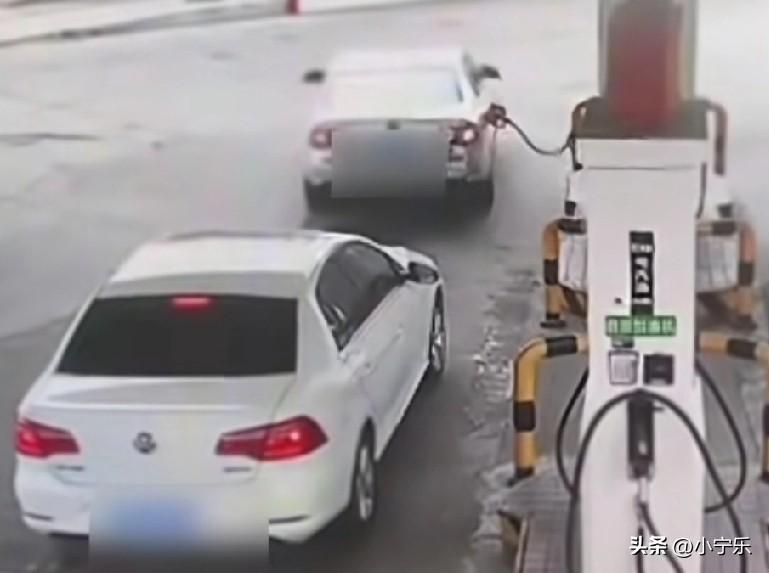 2月28日，辽宁丹东，一女子开车去加油站加油，油还没加满女子便把车开走了，结果把