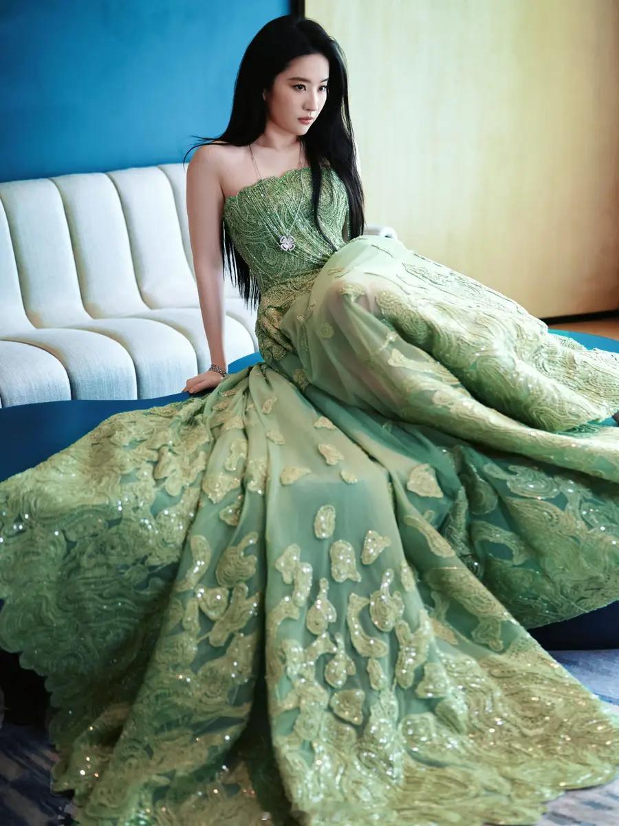 刘亦菲参加活动的最新造型照曝光，她身着一袭绿色刺绣裙，美得清新脱俗，雪白的肌肤宛