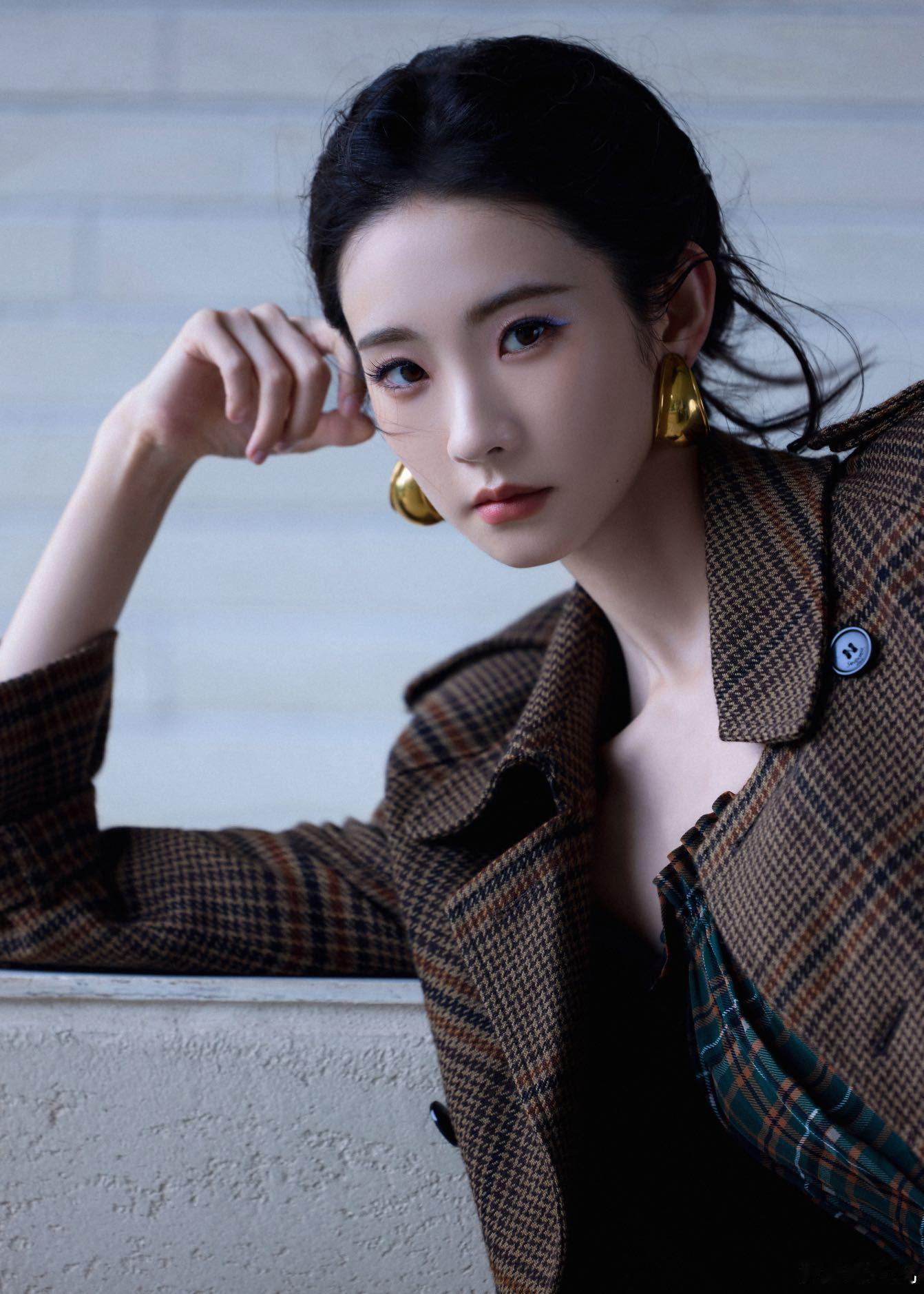 张艺凡ELLE盛典 年度心动造型预定！独特的撞色设计遇上张艺凡的修长身姿，再加上