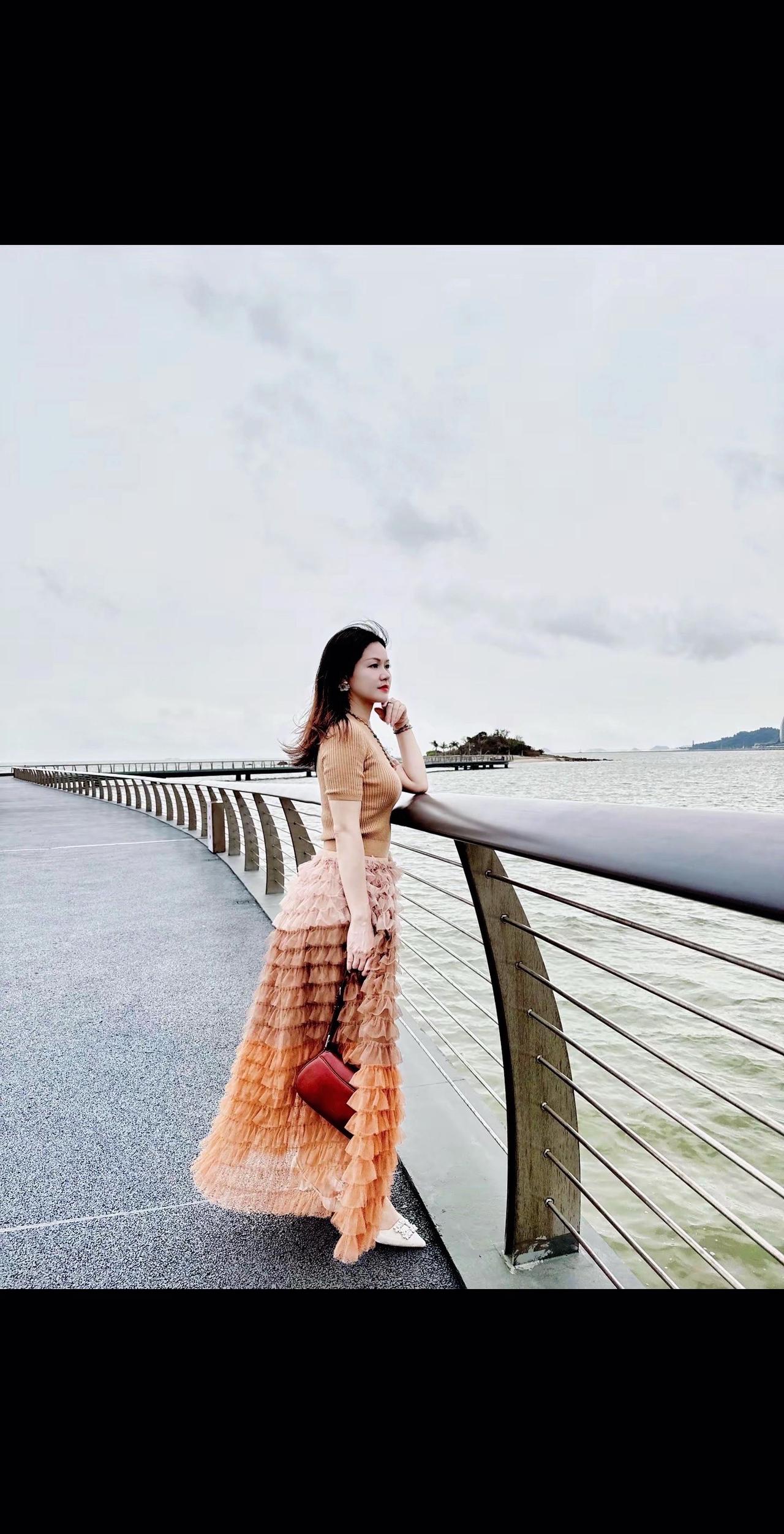 钱钟书说：“约着见一面，就能使见面的前后几天都沾着光，变成好日子。”穿美裙赴夏日